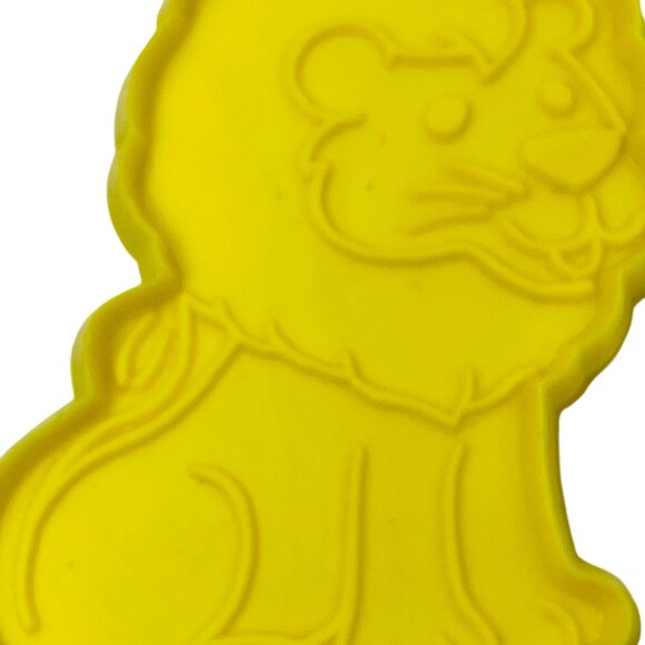 Lion-Shaped Yellow Imprint Cookie Cutter Vintage - Picture 2 of 5